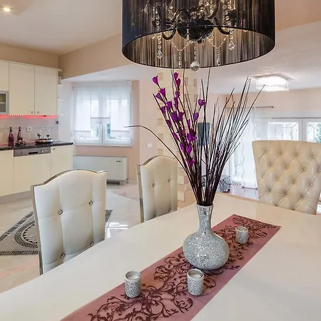 De Luxe Apartment *